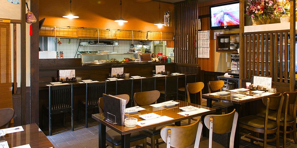 カウンター席は６席です。天井から下がるレトロな電球が、お席のお料理を味わいぶかくてらします。スタッフとの会話も楽しめます。