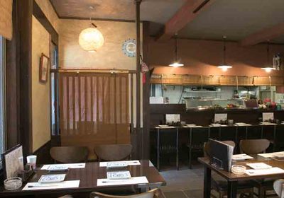 4_店内１階です。カウンター席６席と４人がけテーブル席が４つございます。