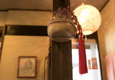 5_老舗ならではのレトロな雰囲気。柱には大きな鈴のオブジェをかけています。