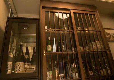 8_年季の入ったお酒のボトルだなです。全国の美味しいお酒を並べております。